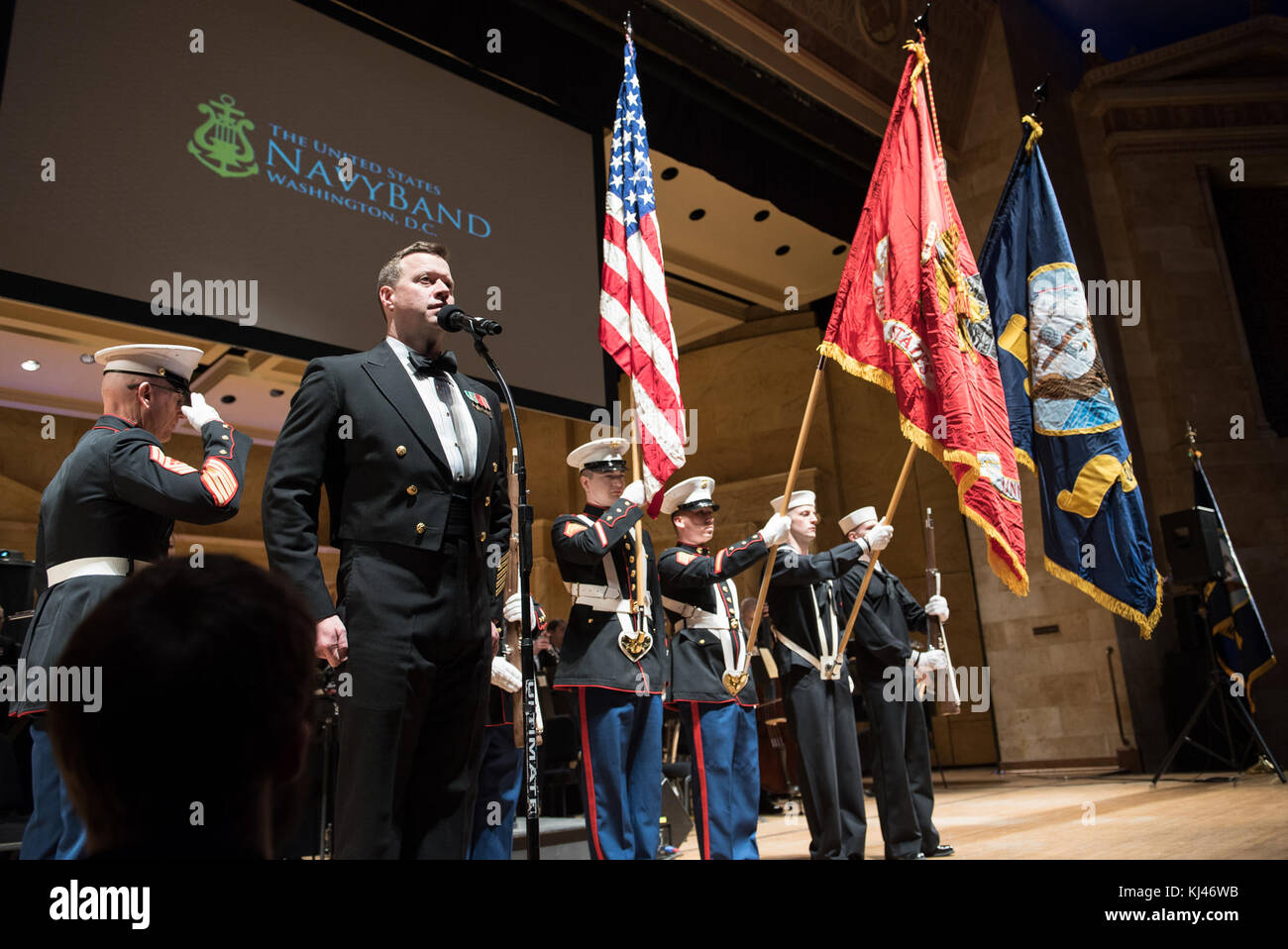 Questa fotografia mostra una banda della Marina che si esibisce a Toledo, forse come parte di un evento pubblico o di uno spettacolo culturale. Mette in evidenza il ruolo della banda militare nell'impegno della comunità e negli eventi culturali. Foto Stock