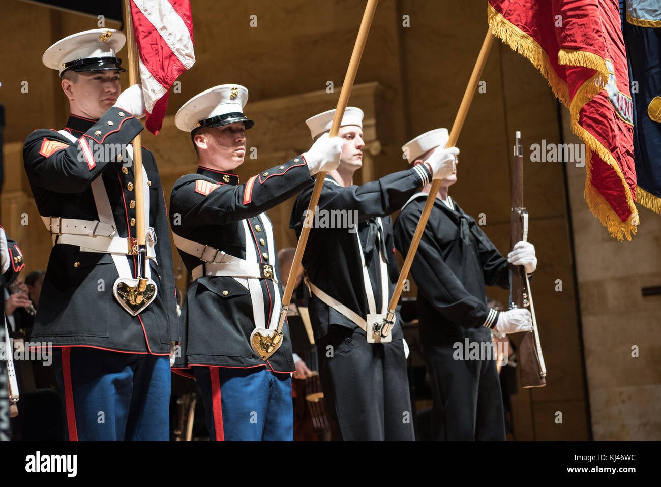 Questa immagine cattura la banda della Marina degli Stati Uniti in visita a Toledo, Ohio, mostrando la loro esibizione musicale e il loro impegno pubblico durante un evento della comunità. Foto Stock