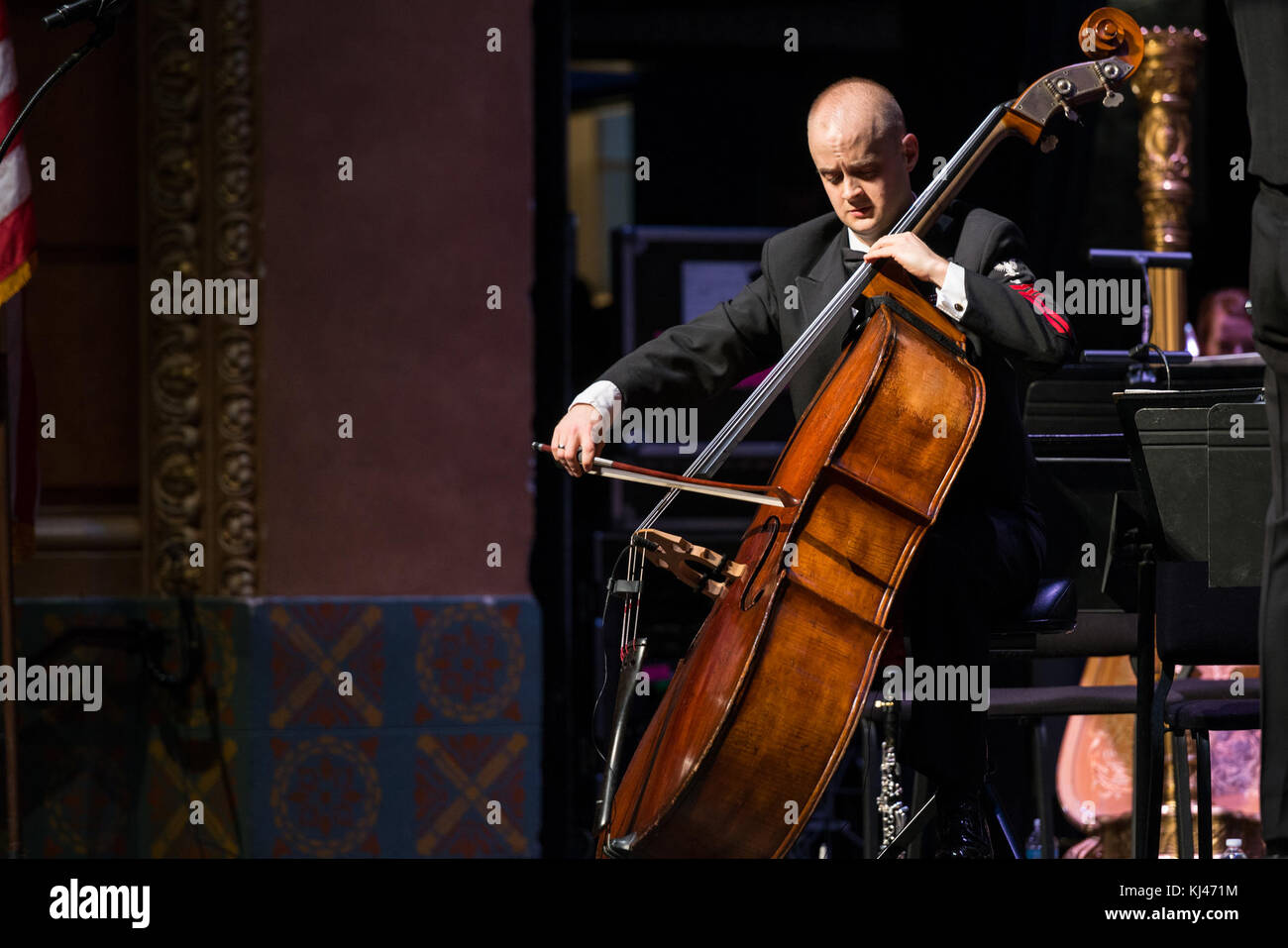 Questa immagine cattura una visita della Navy Band a Muskegon, che mostra la performance della band e il loro impegno con la comunità locale, riflettendo la sensibilizzazione militare e l'impegno pubblico. Foto Stock