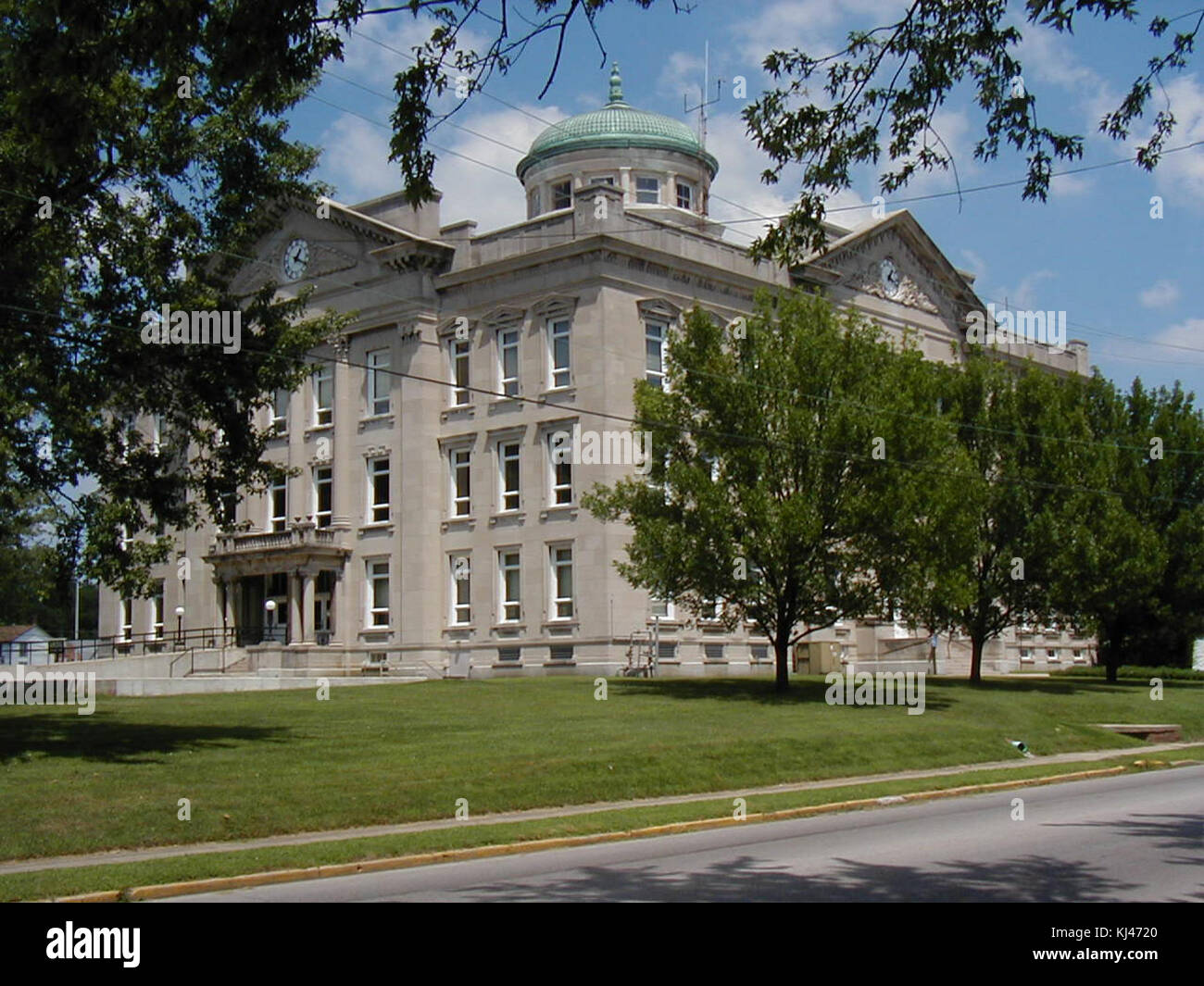 Questa immagine mostra il tribunale della contea di Clay in Brasile, un edificio storico chiave della città. Il tribunale rappresenta il governo locale e lo stile architettonico in Brasile, offrendo una visione delle infrastrutture civiche. Foto Stock