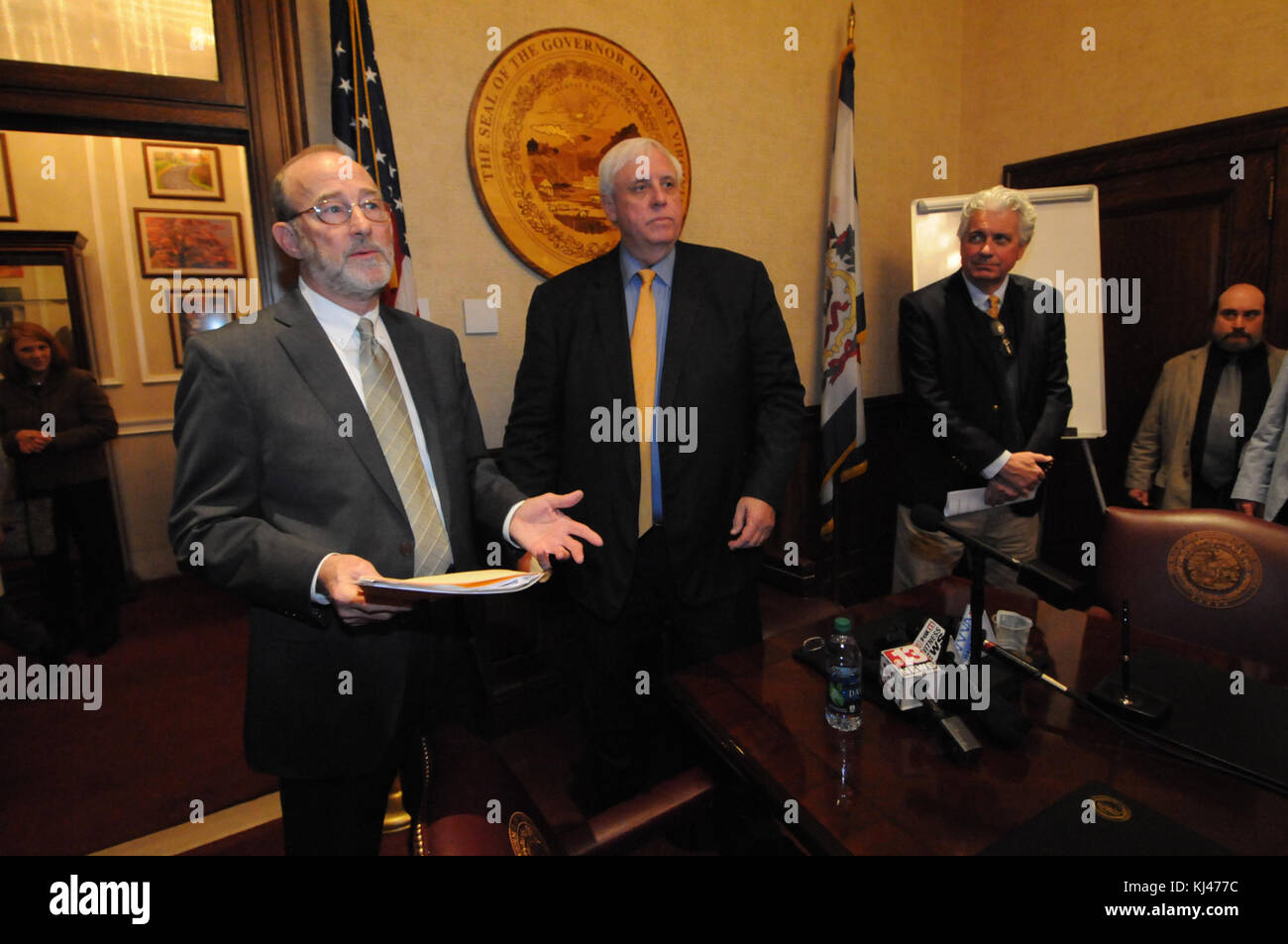 Una foto di Jim Justice, probabilmente di un evento pubblico, che lo mostra in un momento formale o schietto. Foto Stock