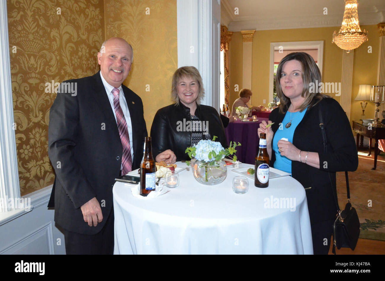 Questa fotografia di Jim Justice, noto per la sua importante carriera politica e imprenditoriale, lo cattura in un momento di pubblico impegno. Jim Justice, una figura significativa nel panorama politico della Virginia Occidentale, è noto per la sua leadership e influenza nel governo dello Stato. Foto Stock