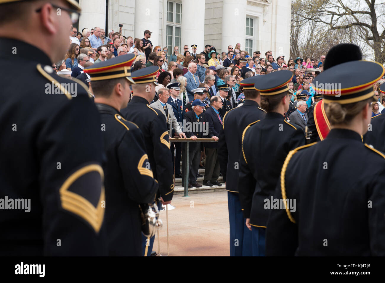 Medal of Honor destinatari luogo una corona presso la tomba del Milite Ignoto in Al Cimitero Nazionale di Arlington (33679164706) Foto Stock
