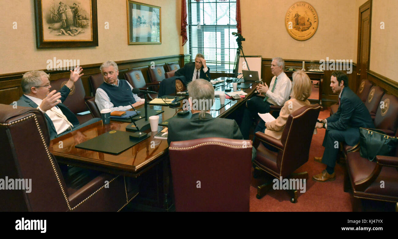 Questa fotografia mostra Jim Justice, il governatore della Virginia Occidentale, in una sala di guerra del budget, che supervisiona la pianificazione fiscale e le decisioni finanziarie dello stato in un'immagine panoramica dettagliata. Foto Stock