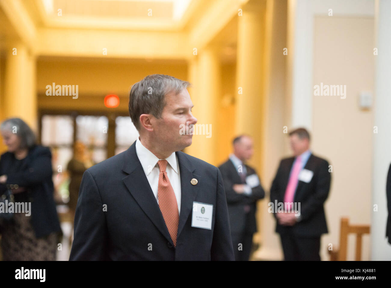 Questa fotografia cattura la ricezione di apertura di una mostra della prima guerra mondiale, evidenziando l'impegno del pubblico con la storia e i manufatti della guerra. Foto Stock
