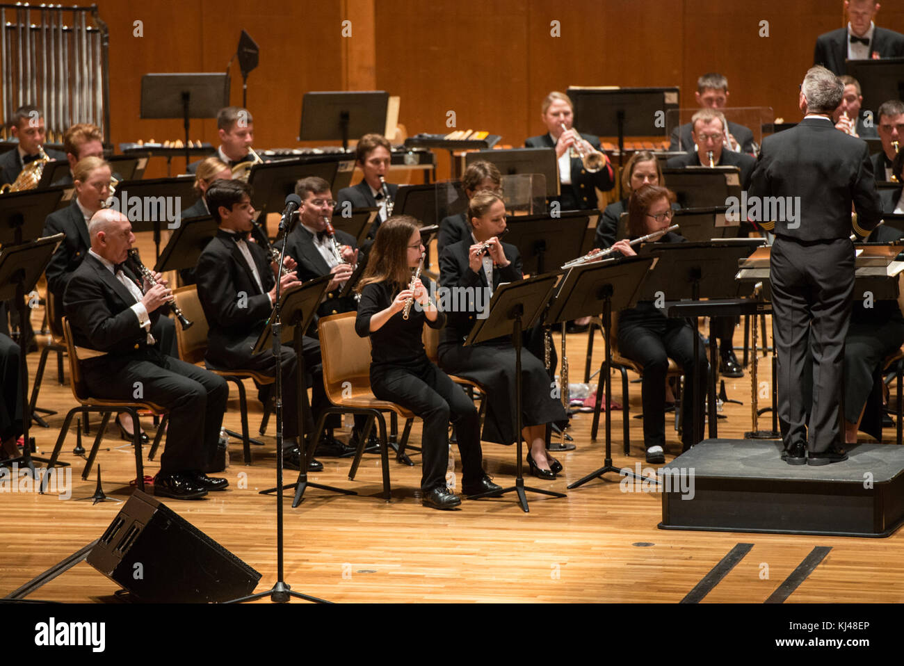Questa fotografia raffigura una performance della Navy Band durante la loro visita ad Urbana, che mostra il loro talento musicale e il coinvolgimento della comunità come parte di un evento pubblico. Foto Stock