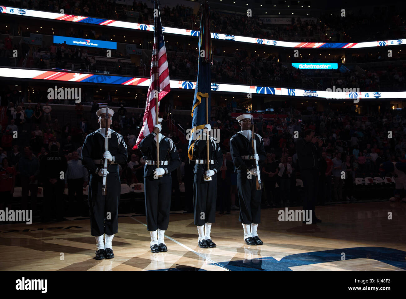 Questa immagine cattura il momento dell'inno nazionale che viene eseguito in una partita NBA dei Washington Wizards. La scena mostra giocatori e partecipanti in piedi in rispetto, simboleggiando l'unità e il patriottismo prima della partita. La performance dell'inno è una tradizione importante nella cultura sportiva americana. Foto Stock