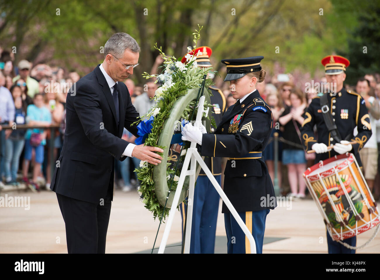 Il segretario generale della NATO, partecipa a corona recante cerimonia presso la tomba del Milite Ignoto in Al Cimitero Nazionale di Arlington (33153261004) Foto Stock