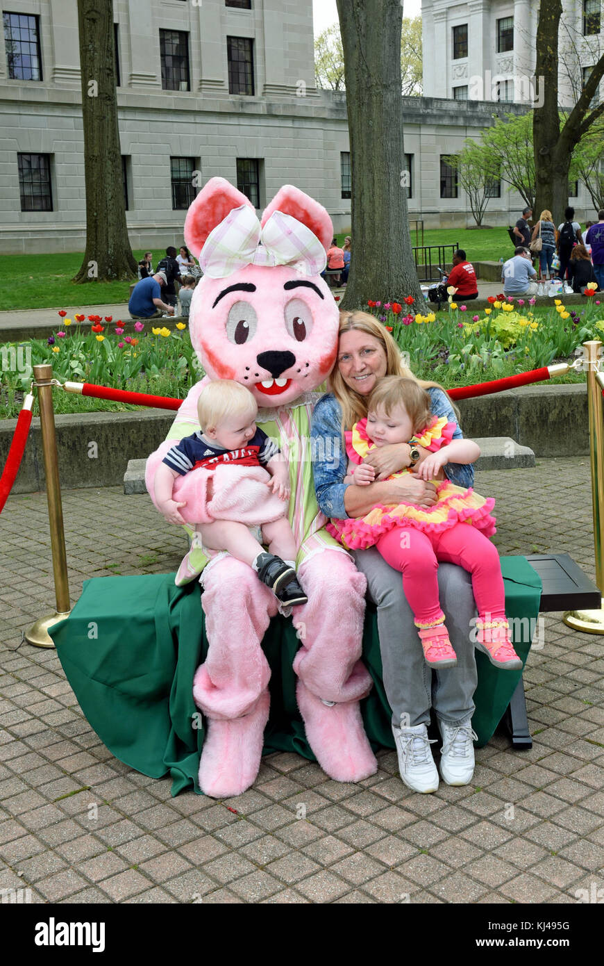Questa immagine mostra Jim Justice, possibilmente durante un evento ufficiale, identificato dalla DSC (Distinguished Service Cross) e associato a un contesto militare o di leadership. Foto Stock