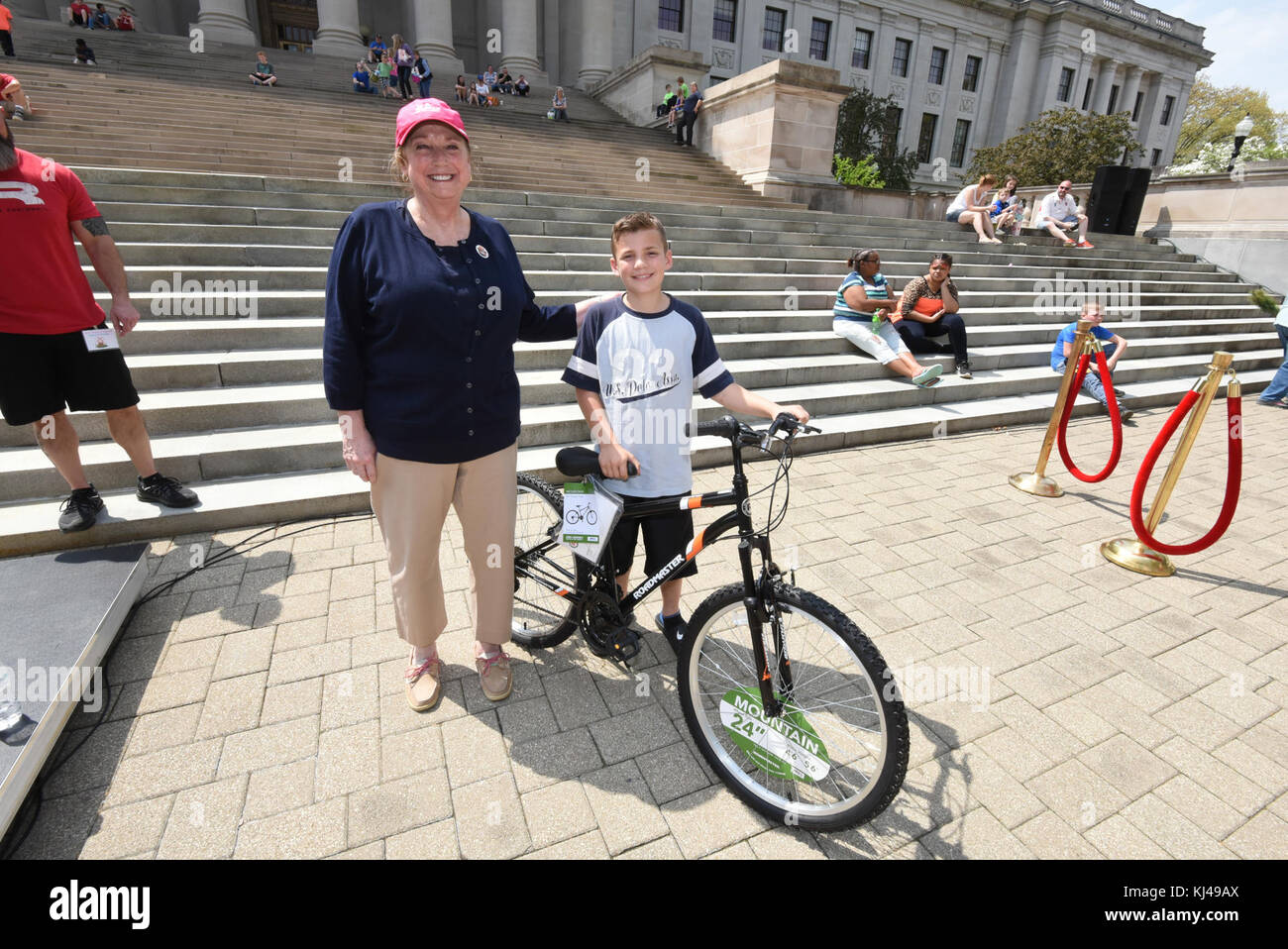 Questa immagine raffigura Jim Justice, il Governatore della Virginia Occidentale, catturato in un momento sincero. La foto evidenzia la sua espressione e presenza durante un evento pubblico. Foto Stock