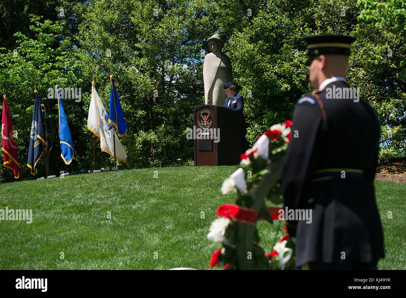 Corona recante cerimonia presso il Cimitero Nazionale di Arlington per infermieri nazionali settimana (33697729134) Foto Stock