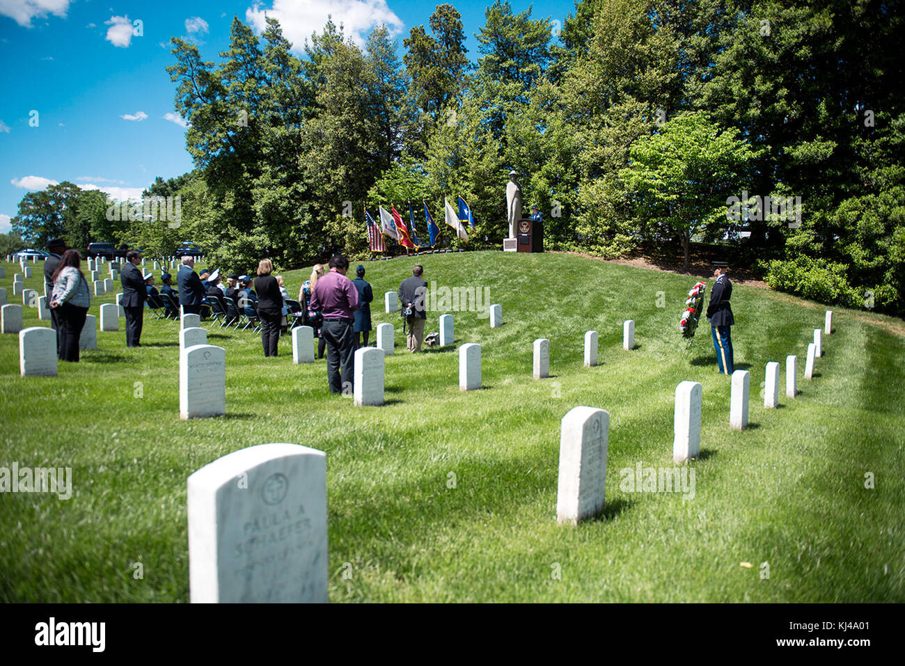 Corona recante cerimonia presso il Cimitero Nazionale di Arlington per infermieri nazionali settimana (34410152961) Foto Stock