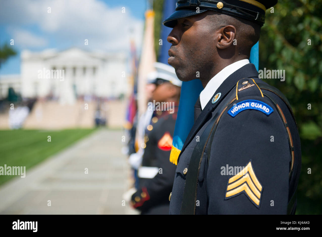 Presidente Klaus Iohannis della Romania partecipa a tutti gli onori ghirlanda di cerimonia di posa (34977236062) Foto Stock
