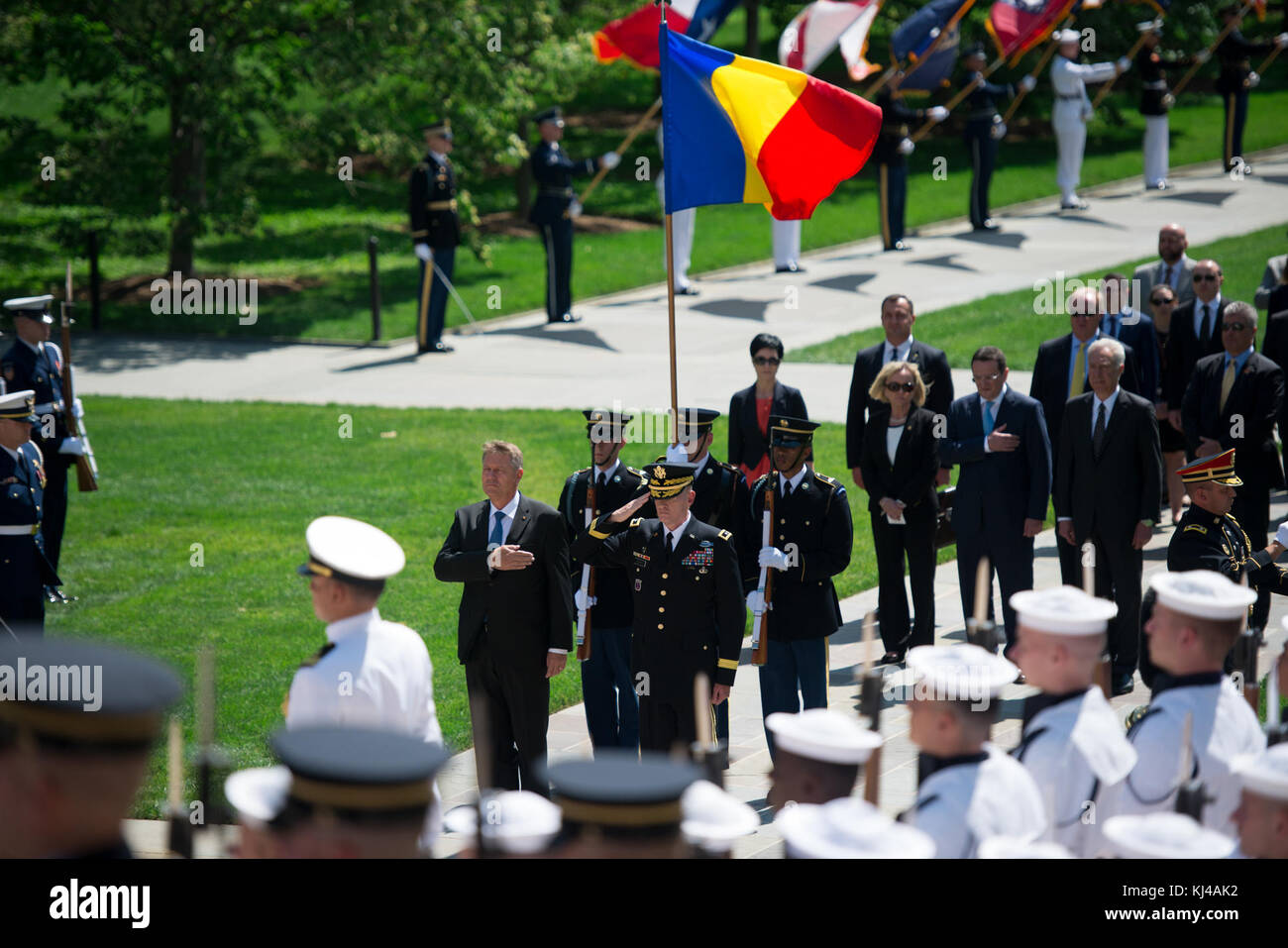 Presidente Klaus Iohannis della Romania partecipa a tutti gli onori ghirlanda di cerimonia di posa (34755385790) Foto Stock