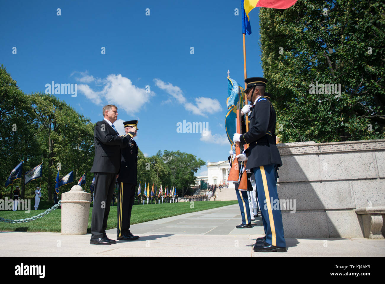 Presidente Klaus Iohannis della Romania partecipa a tutti gli onori ghirlanda di cerimonia di posa (34297156104) Foto Stock