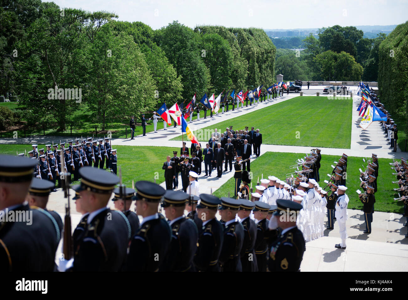 Presidente Klaus Iohannis della Romania partecipa a tutti gli onori ghirlanda di cerimonia di posa (34755230970) Foto Stock