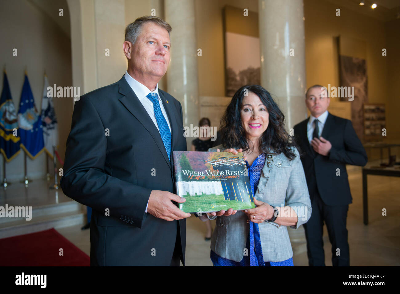 Presidente Klaus Iohannis della Romania partecipa a tutti gli onori ghirlanda di cerimonia di posa (34297292204) Foto Stock