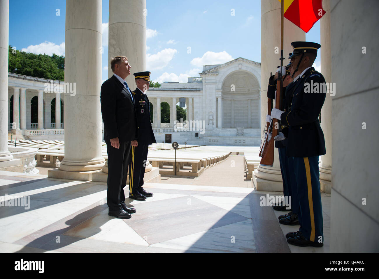 Presidente Klaus Iohannis della Romania partecipa a tutti gli onori ghirlanda di cerimonia di posa (34977422282) Foto Stock