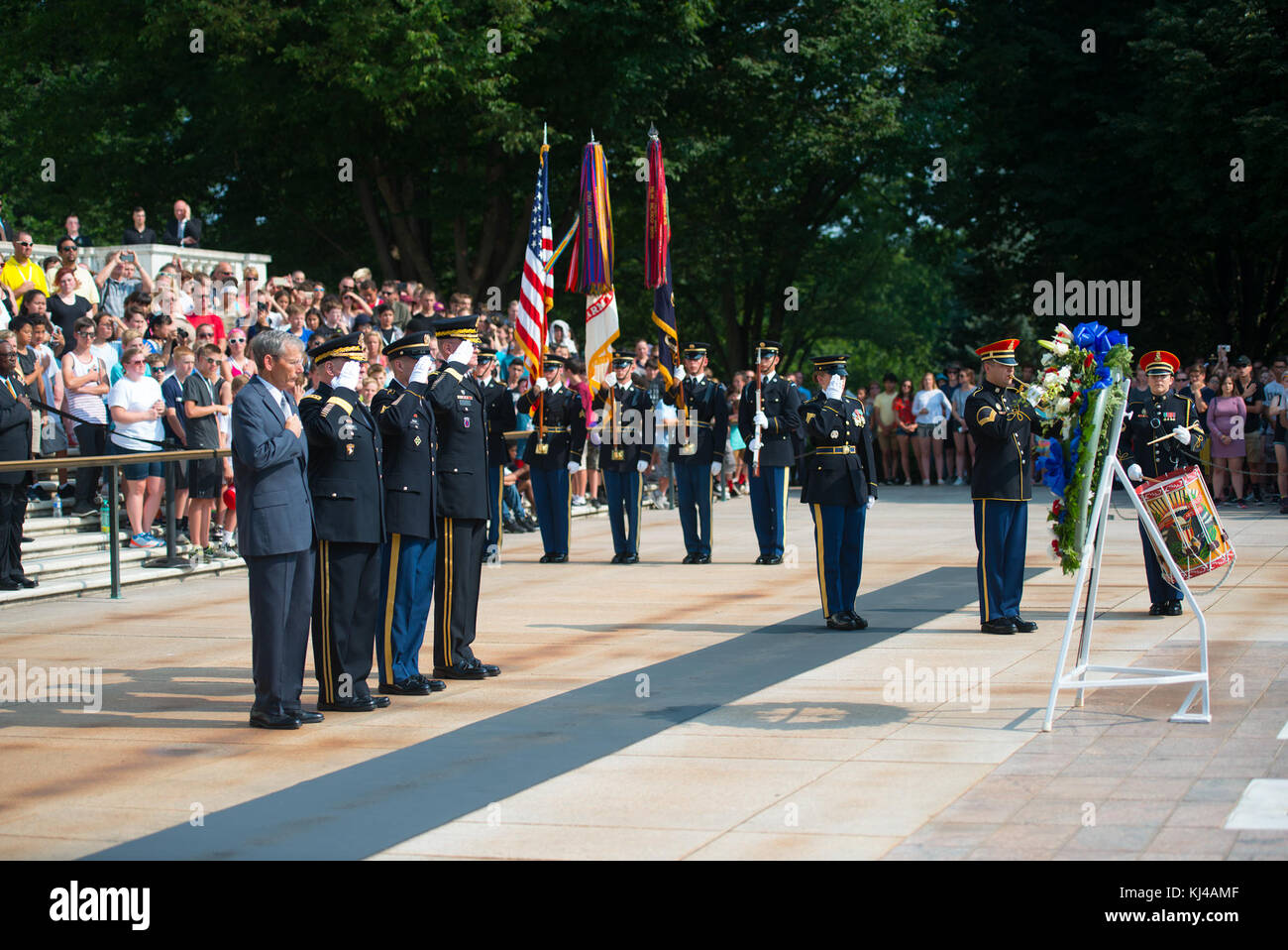 Stati Uniti Esercito di dirigenti senior di partecipare a un esercito tutti gli onori corona Cerimonia in onore di U.S. Dell'esercito 242compleanno (35175726021) Foto Stock