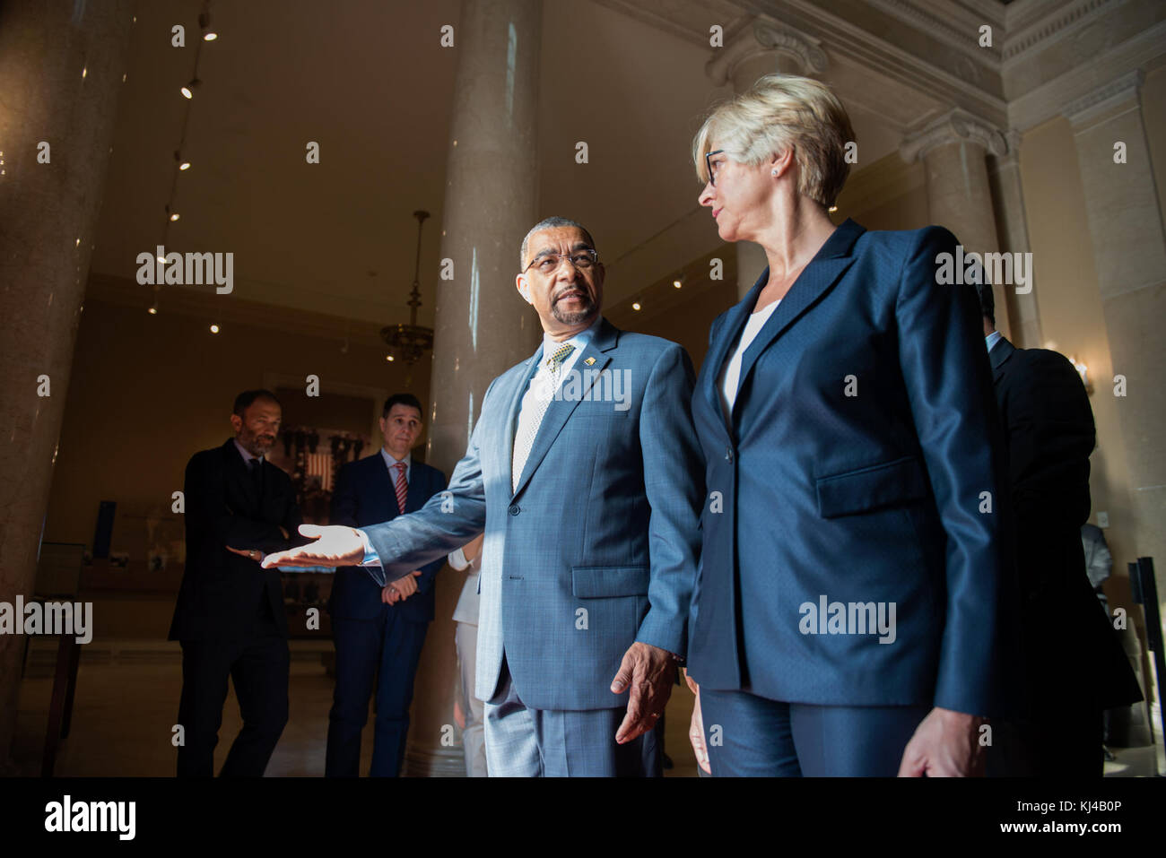 Il Ministro italiano della Difesa Roberta Pinotti partecipa a una cerimonia Wreath-Laying presso la tomba del Milite Ignoto presso il Cimitero Nazionale di Arlington (35019859724) Foto Stock