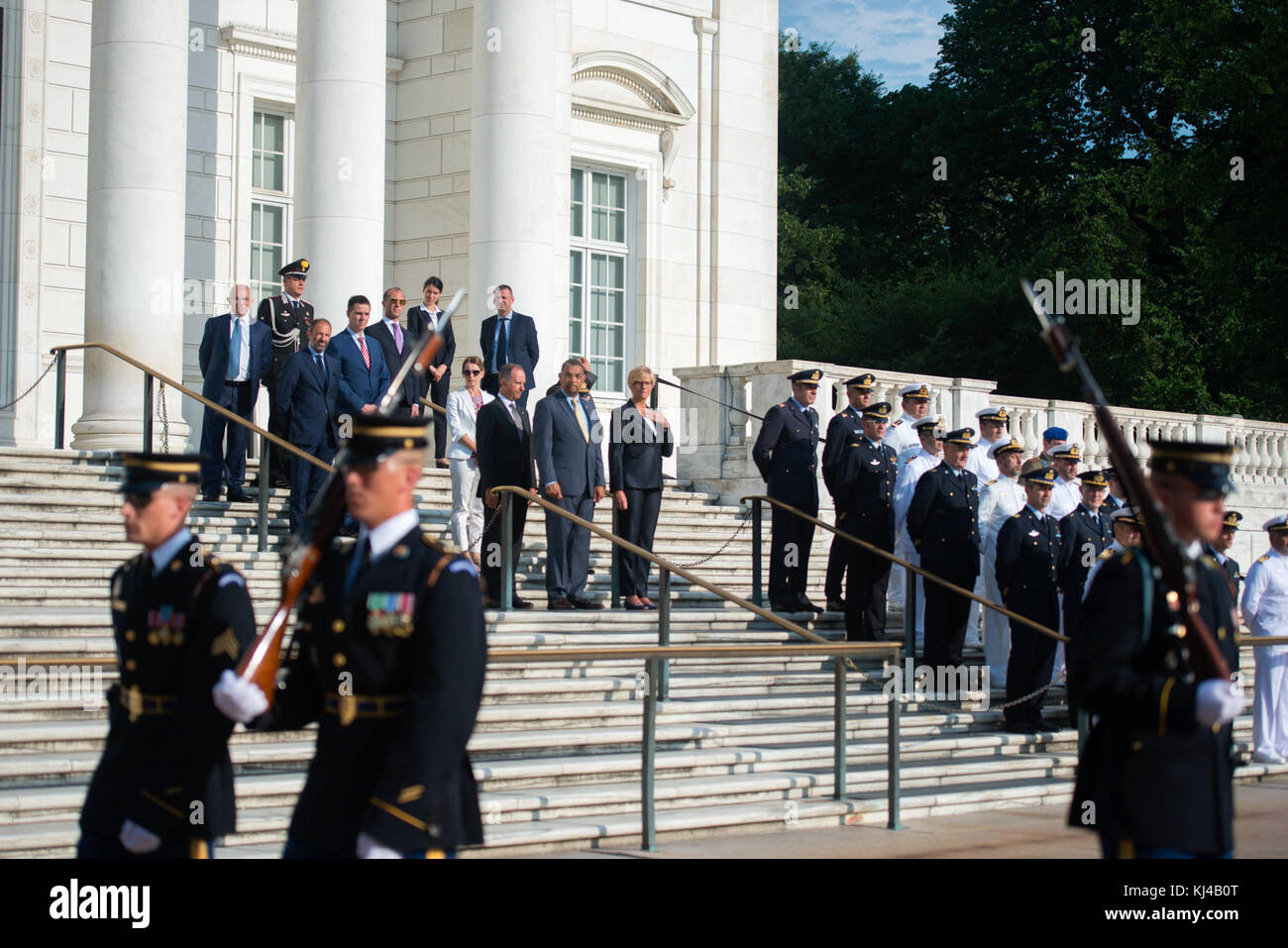 Il Ministro italiano della Difesa Roberta Pinotti partecipa a una cerimonia Wreath-Laying presso la tomba del Milite Ignoto presso il Cimitero Nazionale di Arlington (35819049826) Foto Stock