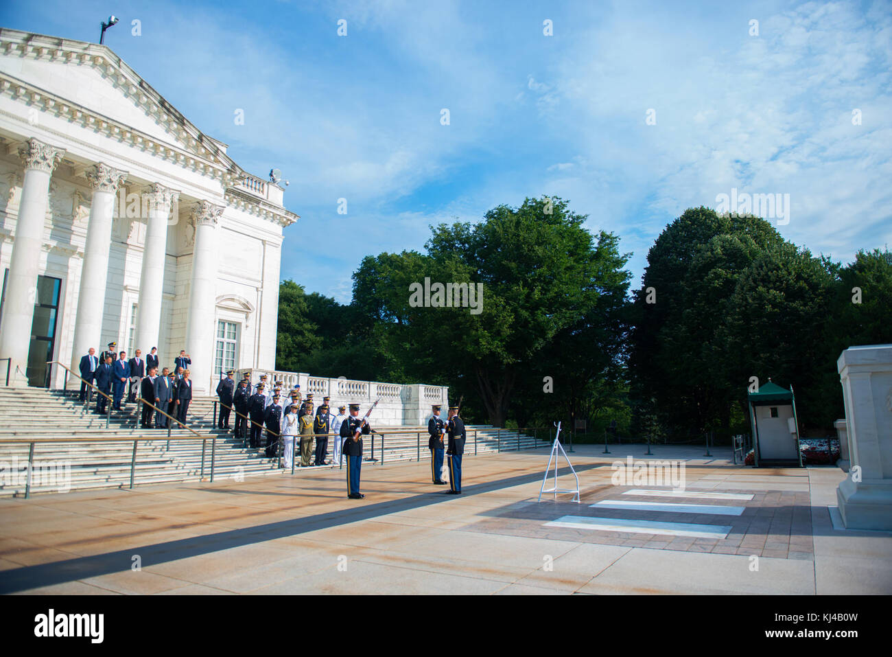 Il Ministro italiano della Difesa Roberta Pinotti partecipa a una cerimonia Wreath-Laying presso la tomba del Milite Ignoto presso il Cimitero Nazionale di Arlington (35471989360) Foto Stock