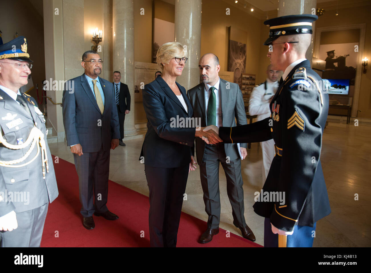 Il Ministro italiano della Difesa Roberta Pinotti partecipa a una cerimonia Wreath-Laying presso la tomba del Milite Ignoto presso il Cimitero Nazionale di Arlington (35727863991) Foto Stock