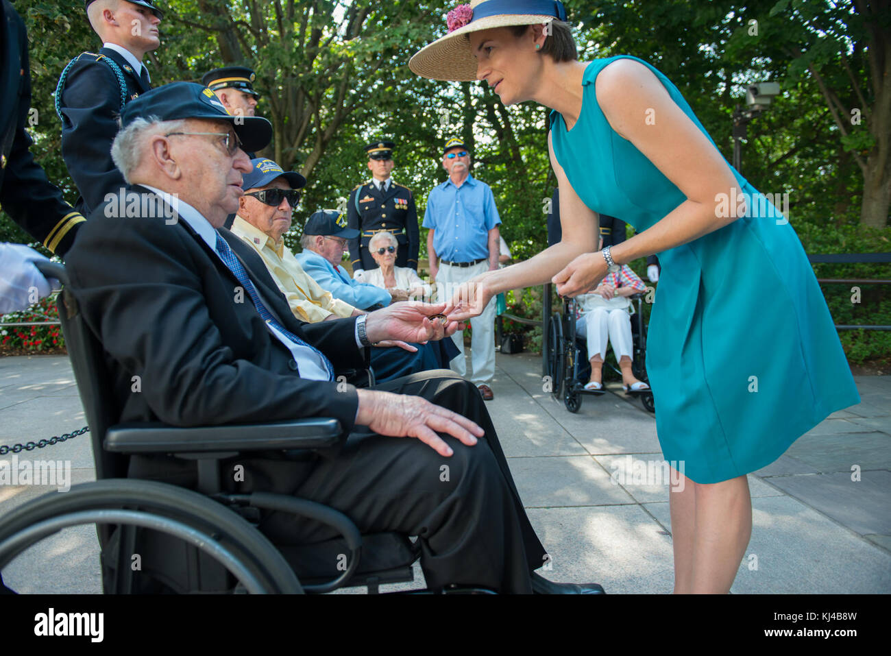 USS Arizona superstiti di partecipare in una delle Forze Armate ghirlanda di cerimonia di posa presso la tomba del Milite Ignoto (35899349082) Foto Stock