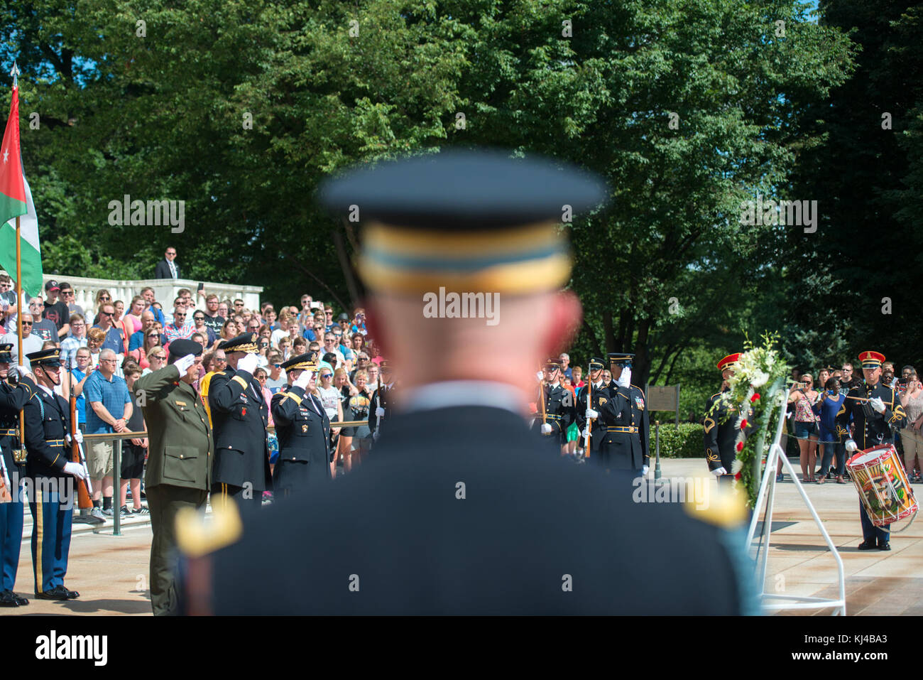 Lt. Gen. Mahmoud Freihat, capo del personale generale, Giordania esercito partecipa a un esercito tutti gli onori Wreath-Laying cerimonia presso la tomba del Milite Ignoto (36049468451) Foto Stock