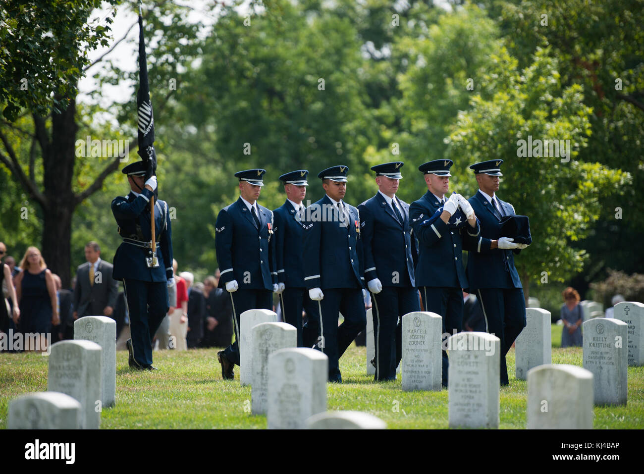 I membri dell'U.S. Air Force Guardia d'onore partecipare i militari pieni onori funebre per pensionati Col. Freeman B. Olmstead presso il Cimitero Nazionale di Arlington (36071776021) Foto Stock