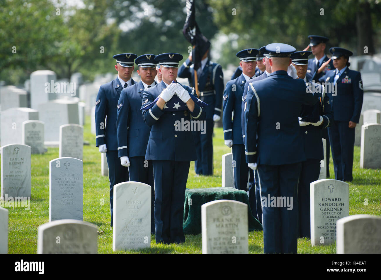 I membri dell'U.S. Air Force Guardia d'onore partecipare i militari pieni onori funebre per pensionati Col. Freeman B. Olmstead presso il Cimitero Nazionale di Arlington (36206352735) Foto Stock