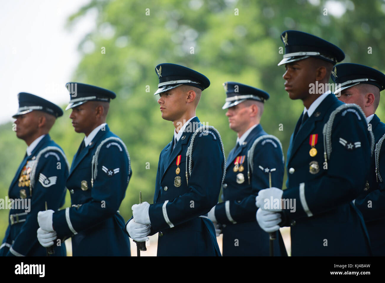 I membri dell'U.S. Air Force Guardia d'onore partecipare i militari pieni onori funebre per pensionati Col. Freeman B. Olmstead presso il Cimitero Nazionale di Arlington (35369918454) Foto Stock