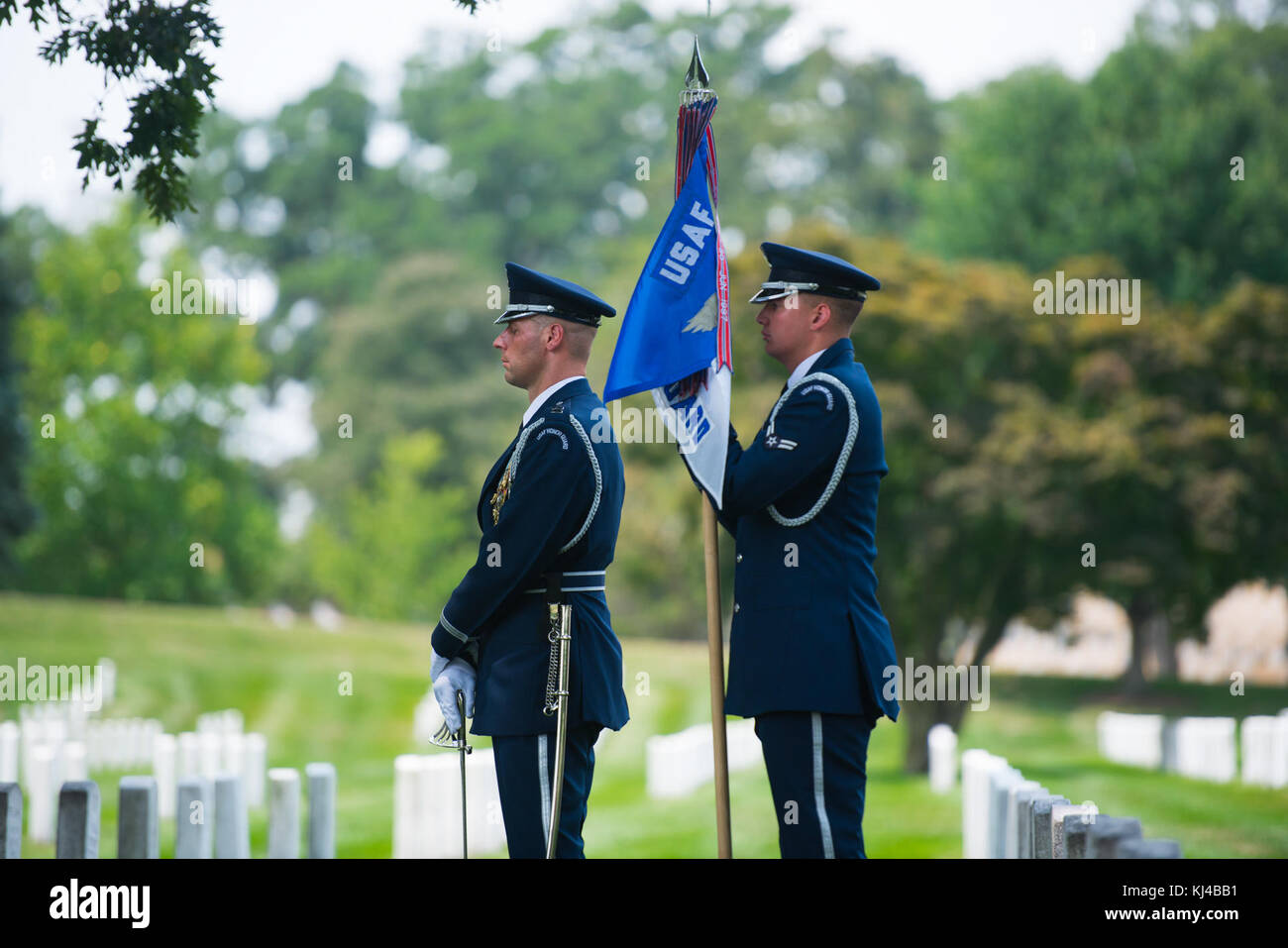 I membri dell'U.S. Air Force Guardia d'onore partecipare i militari pieni onori funebre per pensionati Col. Freeman B. Olmstead presso il Cimitero Nazionale di Arlington (36039345322) Foto Stock