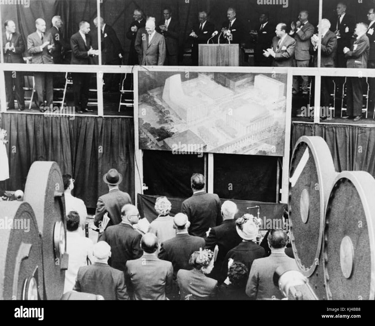 Questa immagine cattura le cerimonie a Lincoln Square, dove il presidente Dwight D. Eisenhower ha ricevuto applausi da una grande folla durante un evento pubblico significativo. Foto Stock