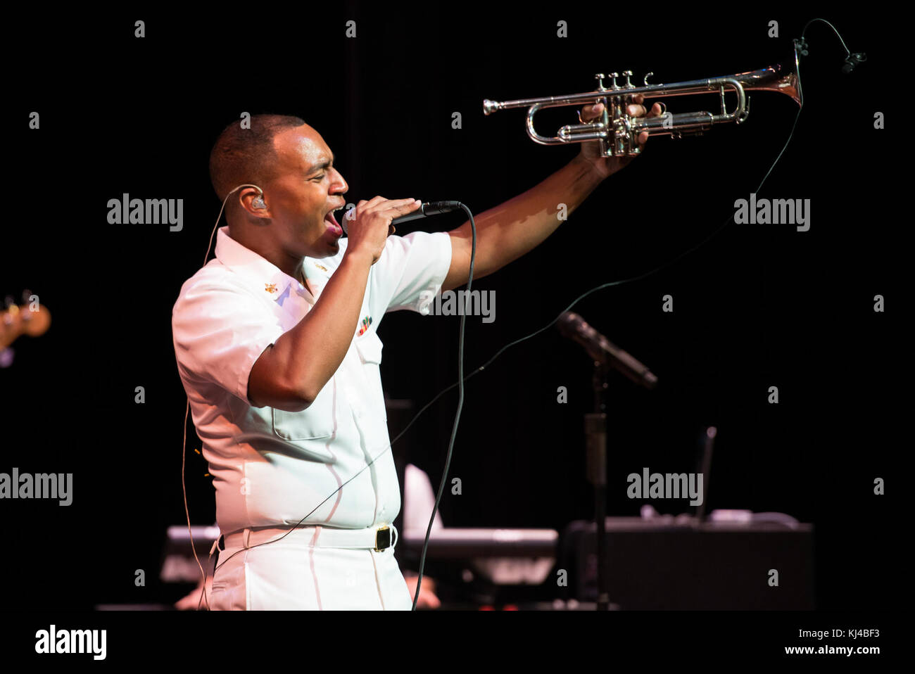 La U.S. Navy Band si esibisce durante una visita a Galveston, Texas, offrendo una sensibilizzazione pubblica e uno scambio culturale attraverso la musica. La performance evidenzia il ruolo della band nell'impegno della comunità. Foto Stock