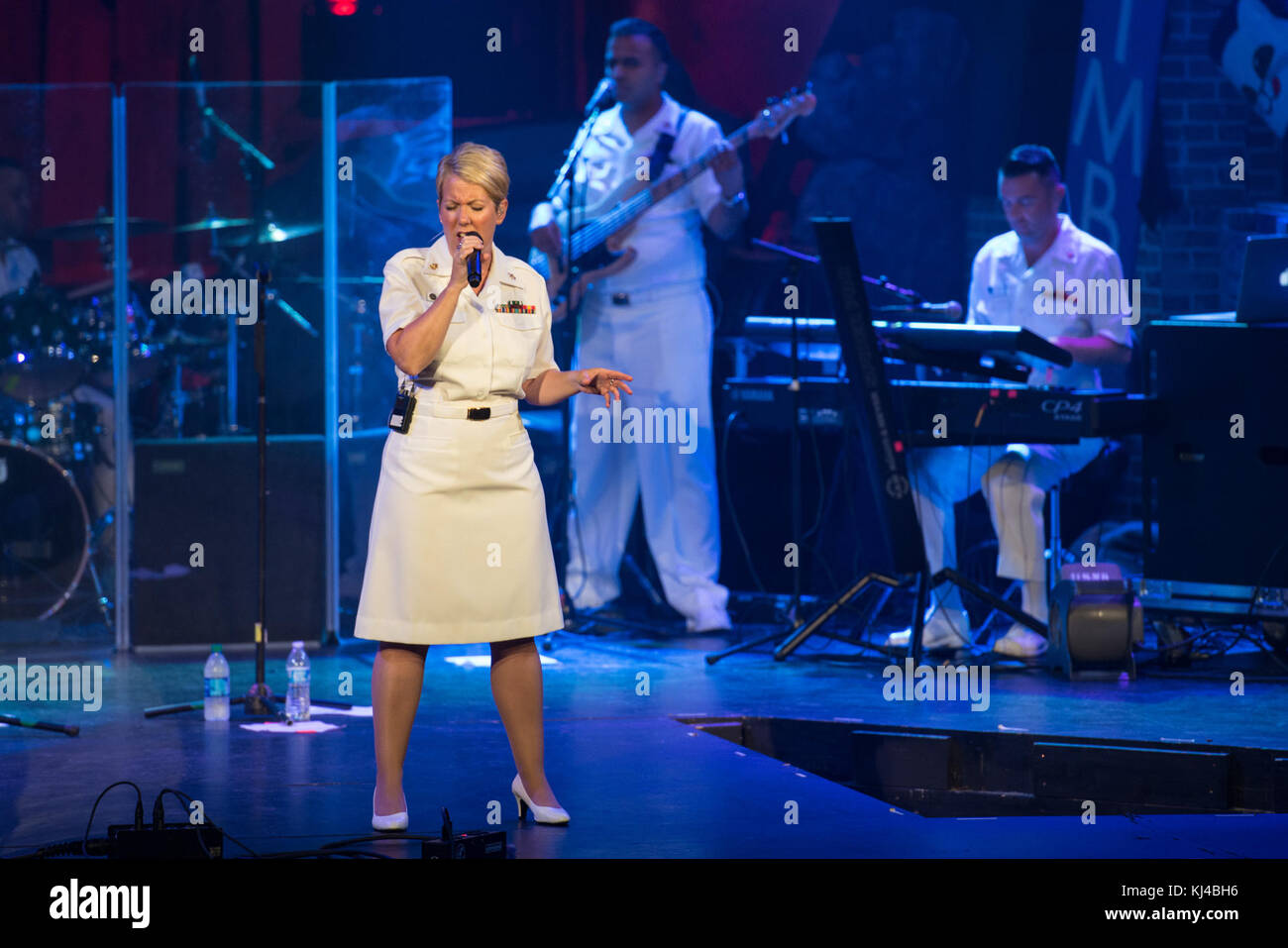 La Navy Band visitò Wichita Falls, mostrando una performance che portò la musica dei militari al pubblico. Questo evento riflette l'importanza della sensibilizzazione militare e dell'impegno della comunità attraverso la musica. Foto Stock