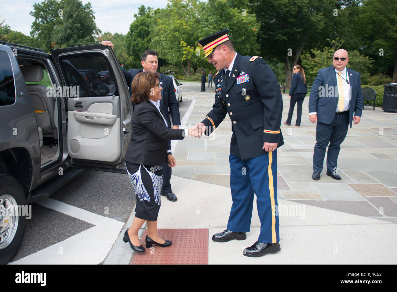 Presidente della Repubblica delle Isole Marshall, S.E. Hilda C. Heine, partecipa a un pubblico Wreath-Laying cerimonia presso il Cimitero Nazionale di Arlington (36798568110) Foto Stock
