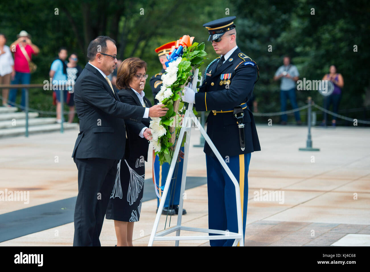 Presidente della Repubblica delle Isole Marshall, S.E. Hilda C. Heine, partecipa a un pubblico Wreath-Laying cerimonia presso il Cimitero Nazionale di Arlington (36382138003) Foto Stock