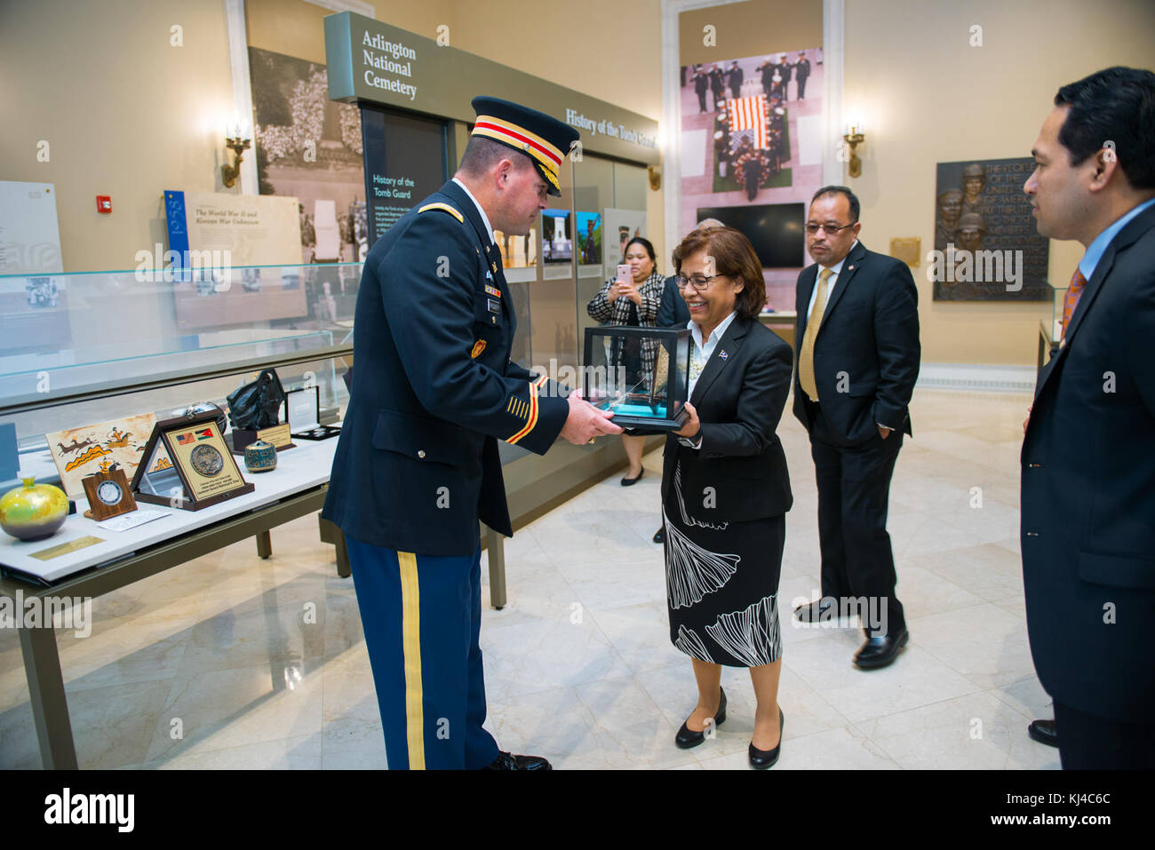 Presidente della Repubblica delle Isole Marshall, S.E. Hilda C. Heine, partecipa a un pubblico Wreath-Laying cerimonia presso il Cimitero Nazionale di Arlington (37004676686) Foto Stock