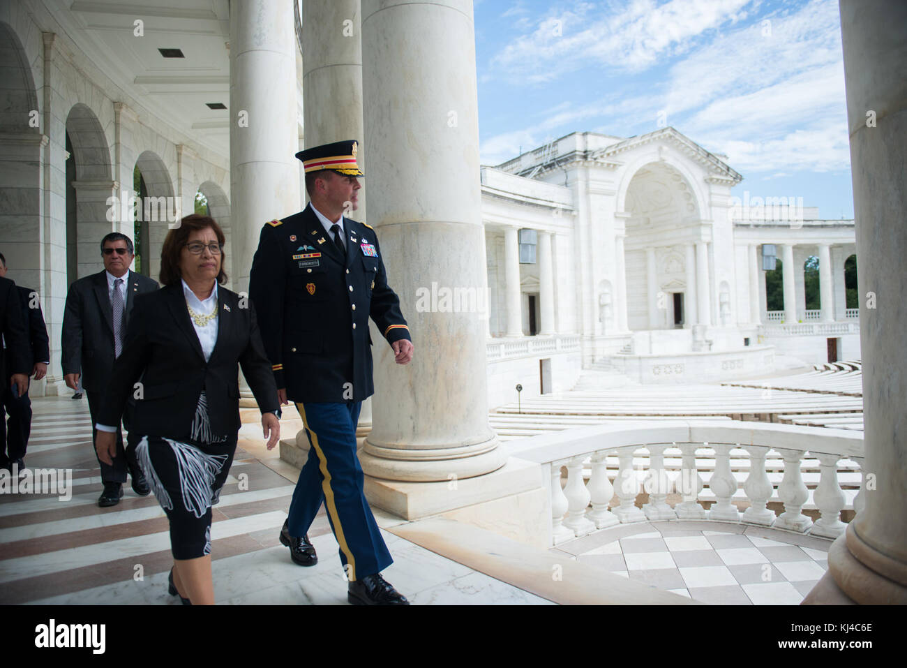 Presidente della Repubblica delle Isole Marshall, S.E. Hilda C. Heine, partecipa a un pubblico Wreath-Laying cerimonia presso il Cimitero Nazionale di Arlington (37004671006) Foto Stock