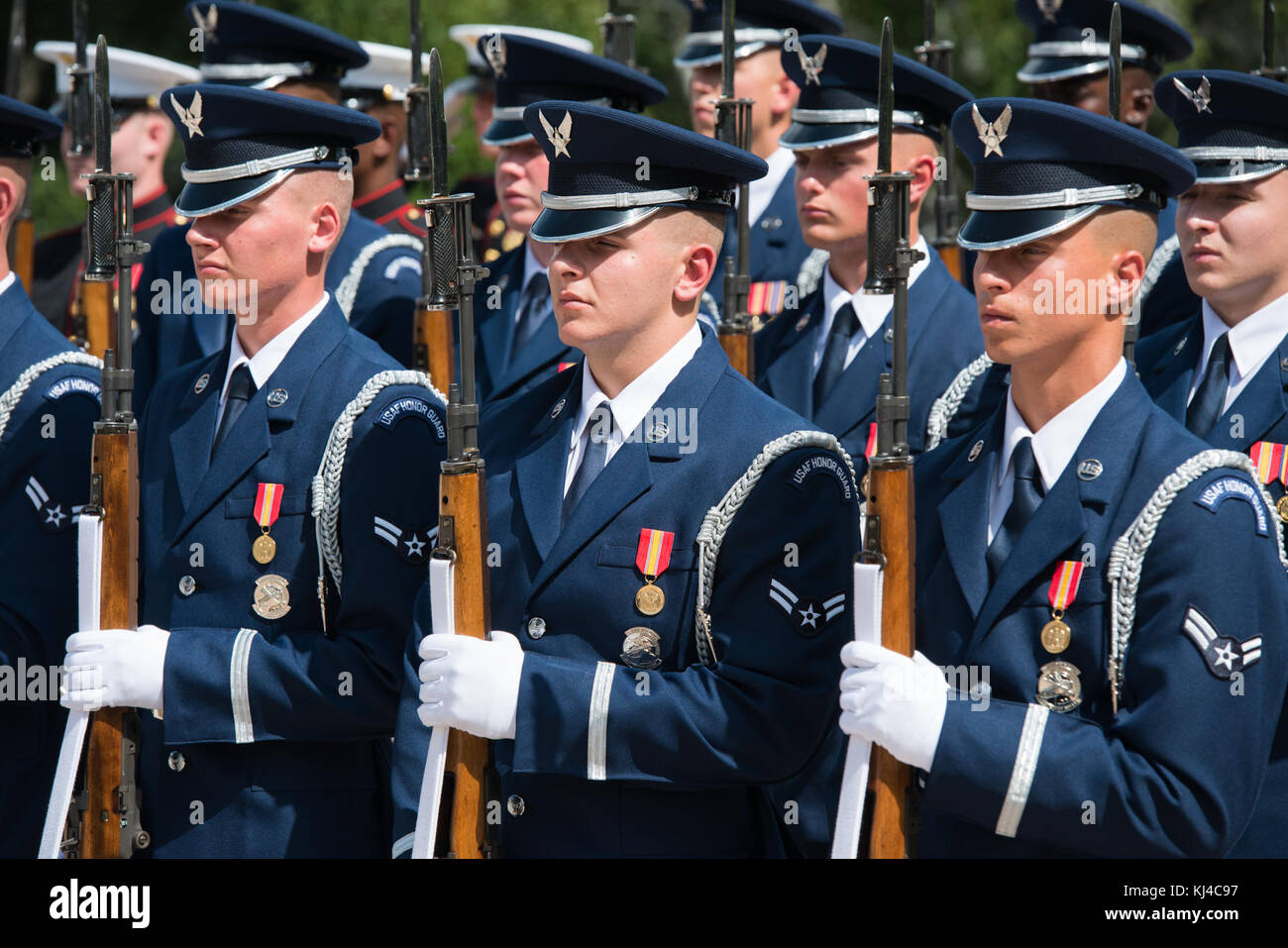 Sua Eccellenza Mihai Fifor, Rumeno Ministro della difesa nazionale, partecipa a una delle Forze Armate tutti gli onori Wreath-Laying cerimonia presso la tomba del Milite Ignoto come parte della sua visita ufficiale in USA (37189701741) Foto Stock