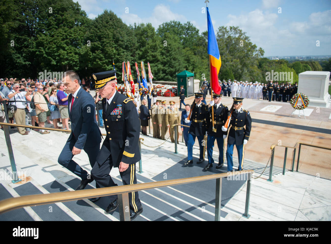 Sua Eccellenza Mihai Fifor, Rumeno Ministro della difesa nazionale, partecipa a una delle Forze Armate tutti gli onori Wreath-Laying cerimonia presso la tomba del Milite Ignoto come parte della sua visita ufficiale in USA (36935009810) Foto Stock