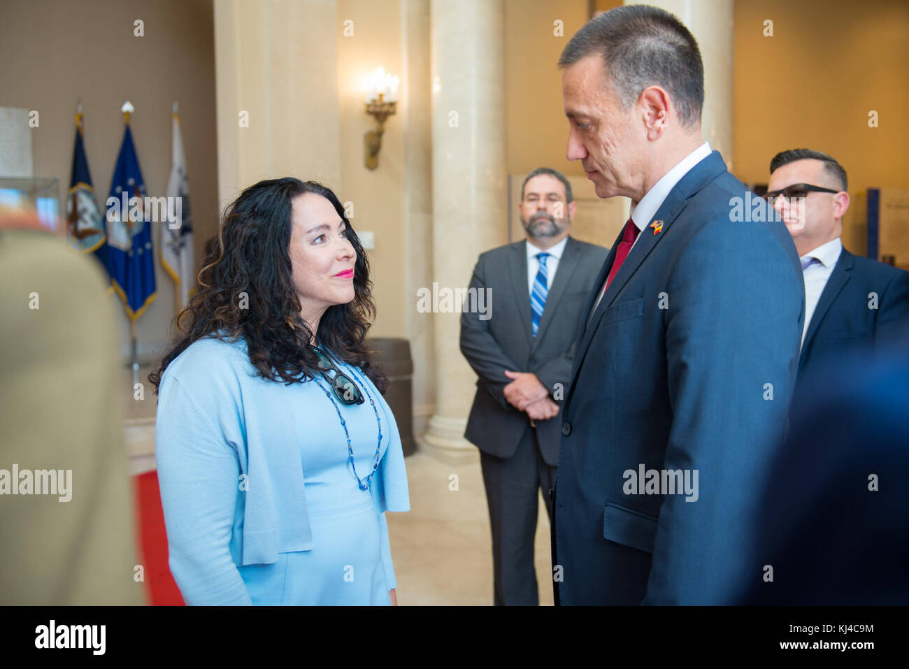 Sua Eccellenza Mihai Fifor, Rumeno Ministro della difesa nazionale, partecipa a una delle Forze Armate tutti gli onori Wreath-Laying cerimonia presso la tomba del Milite Ignoto come parte della sua visita ufficiale in USA (36935002640) Foto Stock