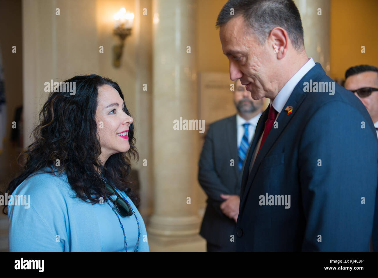Sua Eccellenza Mihai Fifor, Rumeno Ministro della difesa nazionale, partecipa a una delle Forze Armate tutti gli onori Wreath-Laying cerimonia presso la tomba del Milite Ignoto come parte della sua visita ufficiale in USA (37189616341) Foto Stock