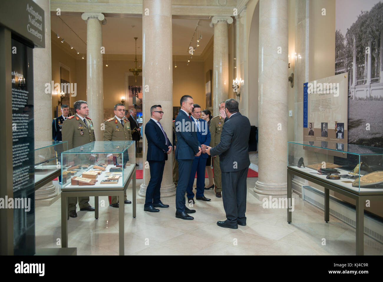 Mihai Fifor, il ministro rumeno della difesa nazionale, partecipa a una cerimonia di deposizione delle ghirlande presso la tomba del Milite ignoto a Washington, D.C., segnando un significativo evento diplomatico durante la sua visita ufficiale negli Stati Uniti. Foto Stock