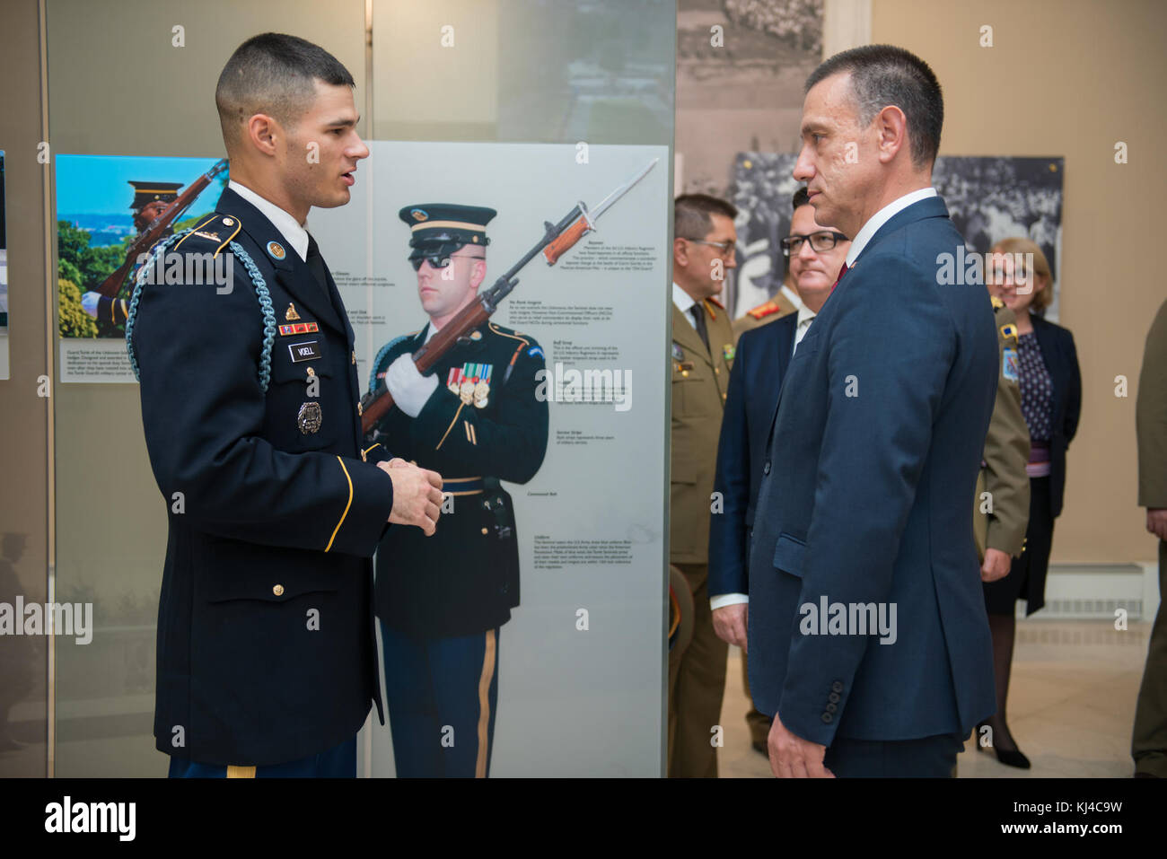 Sua Eccellenza Mihai Fifor, Rumeno Ministro della difesa nazionale, partecipa a una delle Forze Armate tutti gli onori Wreath-Laying cerimonia presso la tomba del Milite Ignoto come parte della sua visita ufficiale in USA (36519770123) Foto Stock