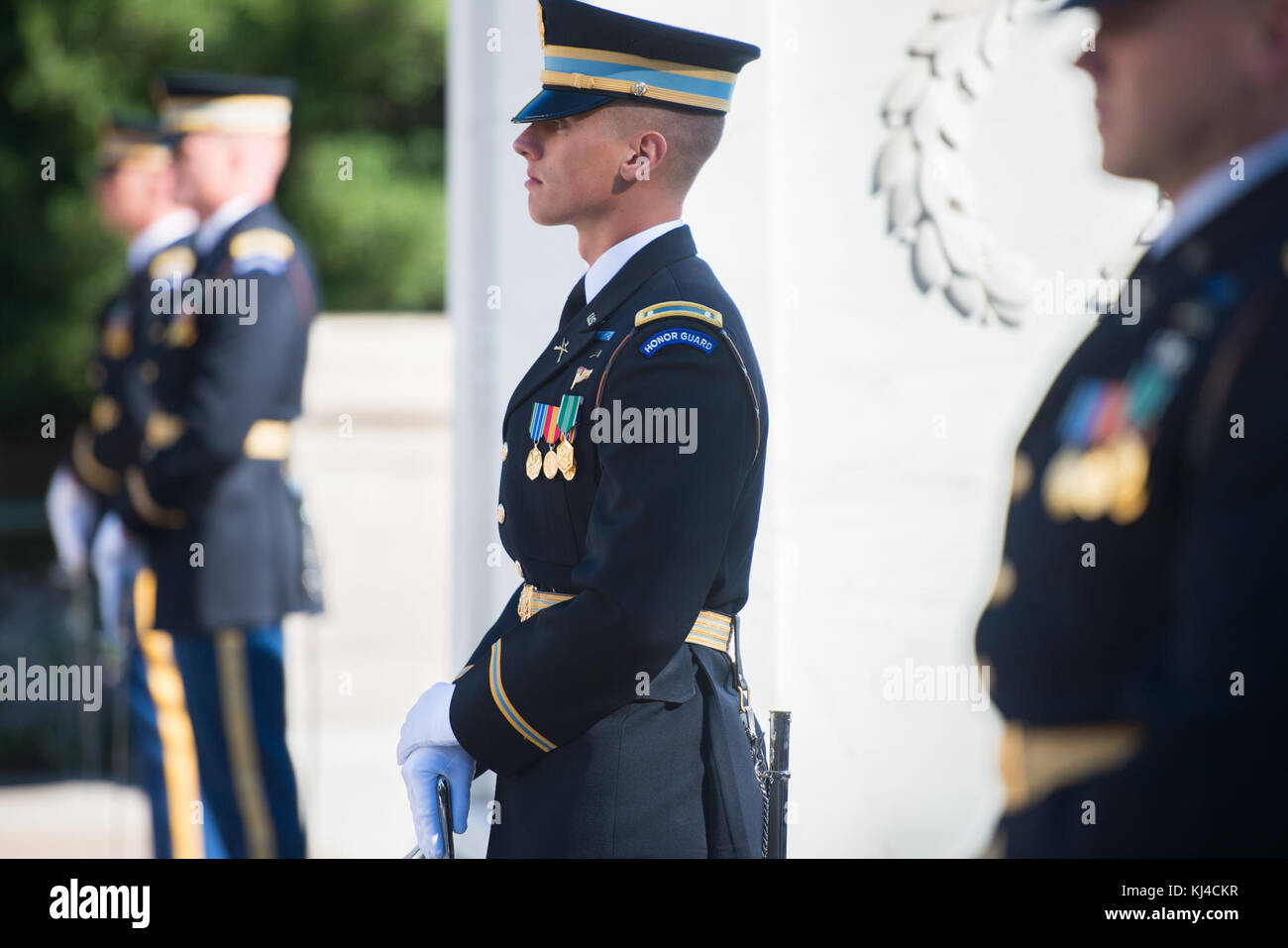 Il capo del personale dell'Esercito Italiano, Lt. Gen. Danilo Errico, partecipa a un esercito tutti gli onori Wreath-Laying cerimonia presso la tomba del Milite Ignoto presso il Cimitero Nazionale di Arlington (37086846684) Foto Stock