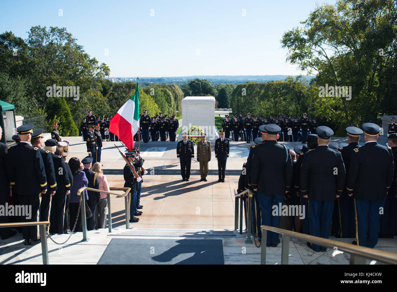 Il capo del personale dell'Esercito Italiano, Lt. Gen. Danilo Errico, partecipa a un esercito tutti gli onori Wreath-Laying cerimonia presso la tomba del Milite Ignoto presso il Cimitero Nazionale di Arlington (37796245691) Foto Stock