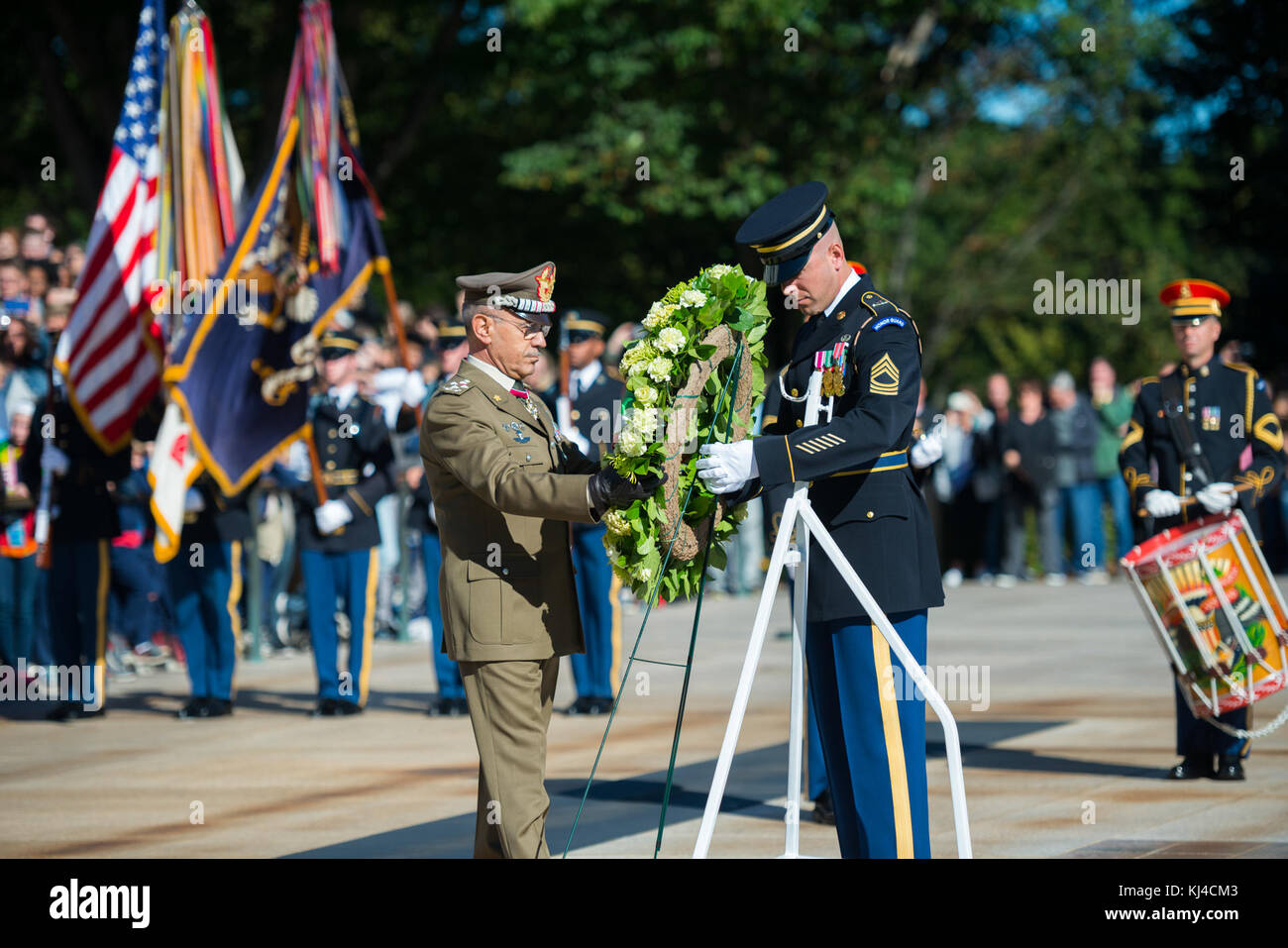 Il capo del personale dell'Esercito Italiano, Lt. Gen. Danilo Errico, partecipa a un esercito tutti gli onori Wreath-Laying cerimonia presso la tomba del Milite Ignoto presso il Cimitero Nazionale di Arlington (37538042240) Foto Stock