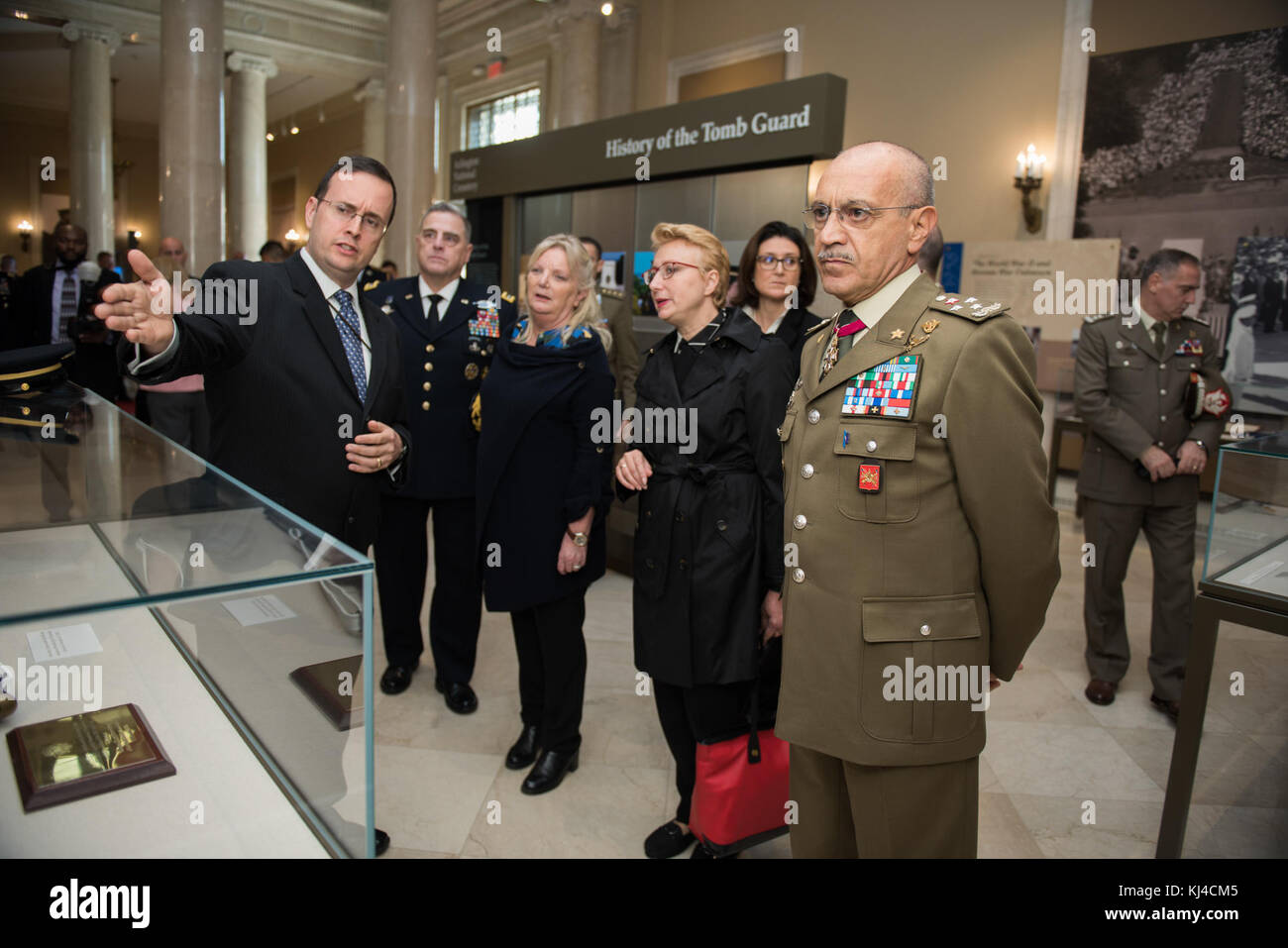 Il tenente generale Danilo Errico, capo di stato maggiore dell'Esercito Italiano, partecipa a una cerimonia di deposizione delle ghirlande presso la Tomba del Milite Ignoto al Cimitero Nazionale di Arlington, che riflette l'onore e il rispetto militare. Foto Stock